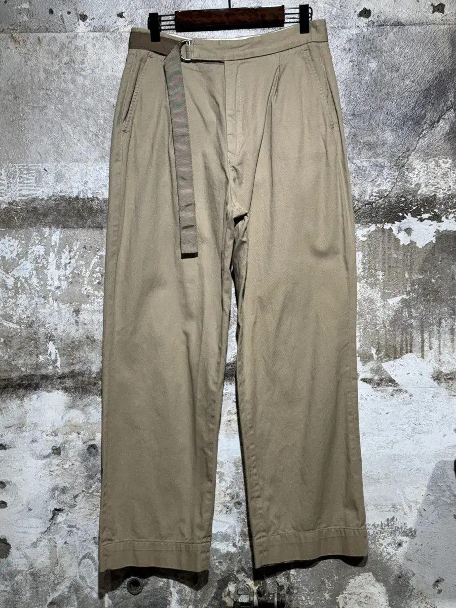 ANTGUAGE Belted One Tuck Chino Pants